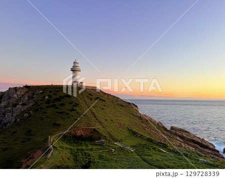 長崎県・五島列島・福江島の大瀬崎灯台と夕暮れの海の絶景 129728339