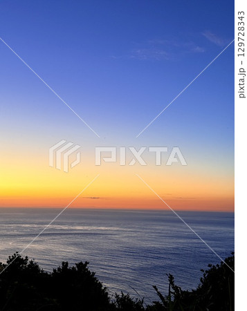 長崎県・五島列島・福江島の大瀬崎灯台と夕暮れの海の絶景 129728343