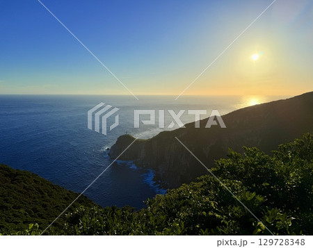 長崎県・五島列島・福江島の大瀬崎灯台と夕暮れの海の絶景 129728348