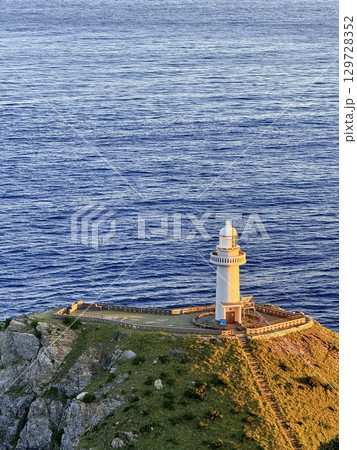 長崎県・五島列島・福江島の大瀬崎灯台と夕暮れの海の絶景 129728352