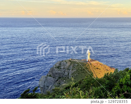 長崎県・五島列島・福江島の大瀬崎灯台と夕暮れの海の絶景 129728355