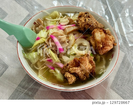 長崎県・五島列島・奈留島の名物ちゃんぽんラーメンと唐揚げ 129728667