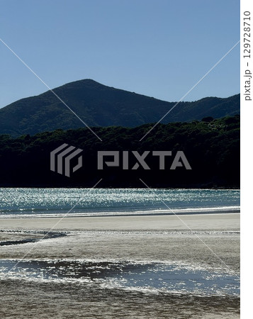 長崎県・五島列島・福江島の大浜海水浴場、干潮時の砂浜と海の絶景 129728710