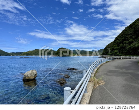 長崎県・上五島・中通島の美しい海とドライブ風景 129728764