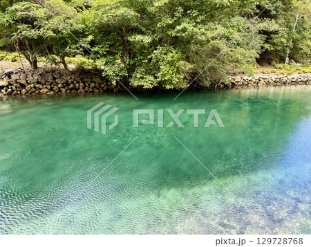 長崎県・上五島・中通島の美しい海とドライブ風景 129728768