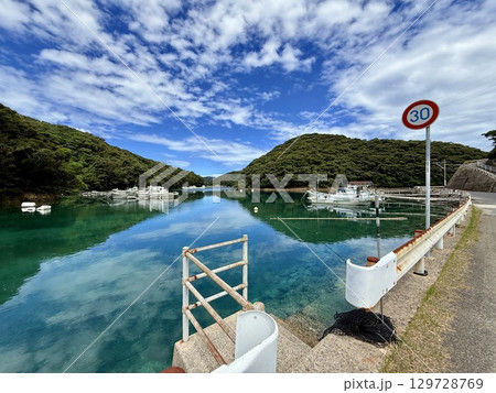 長崎県・上五島・中通島の美しい海とドライブ風景 長崎県・上五島・中通島の美しい海とドライブ風景 129728769