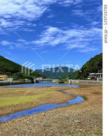 長崎県・上五島・中通島の美しい海とドライブ風景 長崎県・上五島・中通島の美しい海とドライブ風景 129728788
