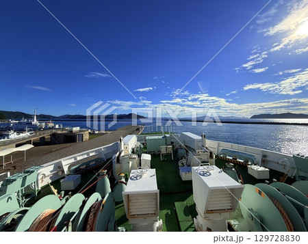 五島列島・福江港とフェリーの風景 129728830