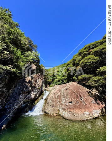 福江島のドンドン渕滝の清流と岩場の風景 129728899