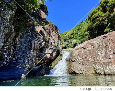 福江島のドンドン渕滝の清流と岩場の風景 129728900