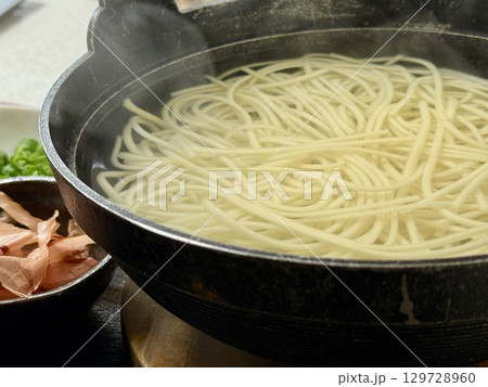 五島列島の名物・五島うどんの地獄炊き定食 129728960