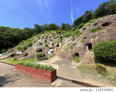 埼玉県の吉見百穴と青空の夏風景 埼玉県の吉見百穴と青空の夏風景 129729065