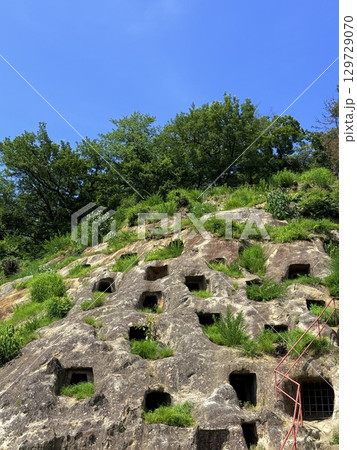 埼玉県の吉見百穴と青空の夏風景 129729070