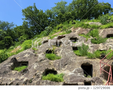 埼玉県の吉見百穴と青空の夏風景 埼玉県の吉見百穴と青空の夏風景 129729086