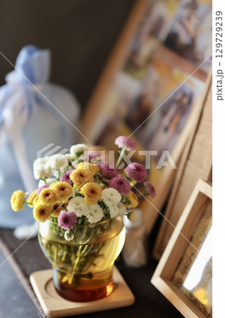 ペットの仏前に飾ってある小さい菊の花 ペットの仏前に飾ってある小さい菊の花 129729239