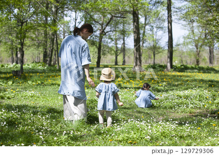 お花を摘む親子 129729306