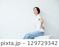 腰掛ける女性 129729342