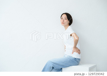 腰掛ける女性 腰掛ける女性 129729342