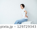 腰掛ける女性 129729343