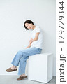 腰掛ける女性 129729344