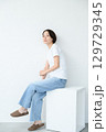腰掛ける女性 129729345