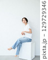 腰掛ける女性 129729346