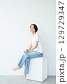 腰掛ける女性 129729347