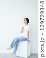 腰掛ける女性 129729348