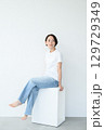 腰掛ける女性 129729349