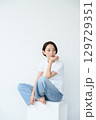 腰掛ける女性 129729351
