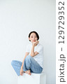 腰掛ける女性 129729352