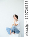 腰掛ける女性 129729353