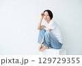 腰掛ける女性 129729355