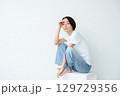 腰掛ける女性 129729356