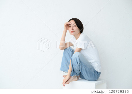 腰掛ける女性 腰掛ける女性 129729356