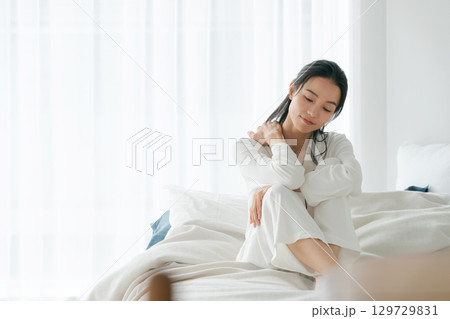 疲れた表情で起きる女性 疲れた表情で起きる女性 129729831