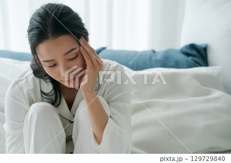 疲れた表情で起きる女性 疲れた表情で起きる女性 129729840