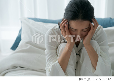 疲れた表情で起きる女性 疲れた表情で起きる女性 129729842