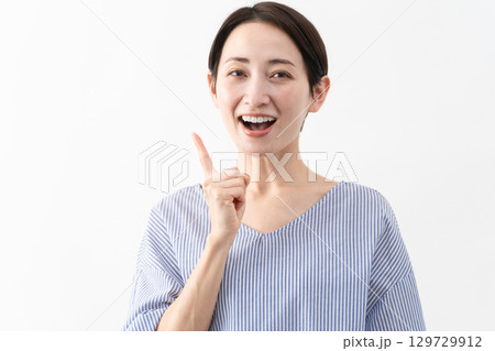 私服姿の女性 ライフスタイルイメージ 私服姿の女性 ライフスタイルイメージ 129729912
