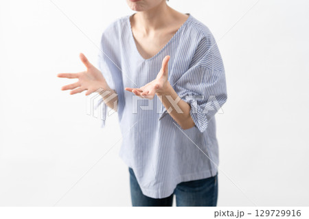 私服姿の女性　ライフスタイルイメージ 129729916