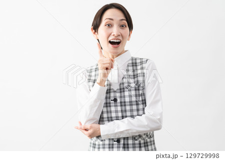 事務制服を着た若い女性　ビジネスイメージ 129729998