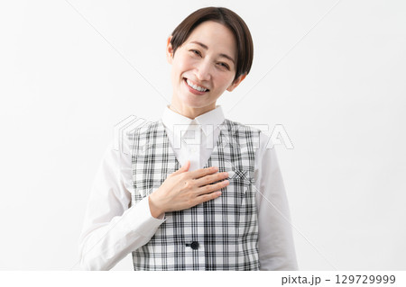 事務制服を着た若い女性　ビジネスイメージ 129729999