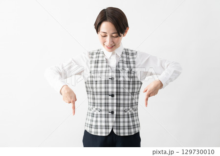 事務制服を着た若い女性　ビジネスイメージ 129730010