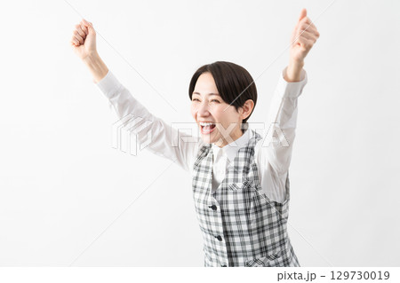 事務制服を着た若い女性　ビジネスイメージ 129730019