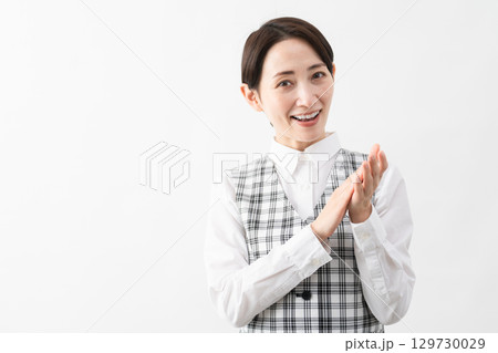 事務制服を着た若い女性 ビジネスイメージ 事務制服を着た若い女性 ビジネスイメージ 129730029