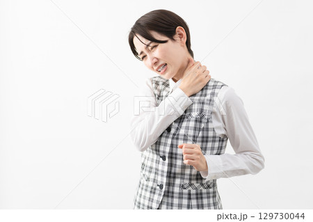 事務制服を着た若い女性　ビジネスイメージ 129730044