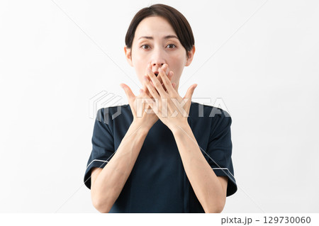 エステサロン制服を着た若い女性　ビューティイメージ 129730060