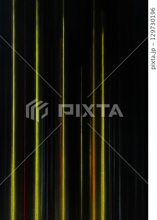 黄色などの細い光線が直線的にたくさん並んだ黒バックの縦長の背景画像a 129730196