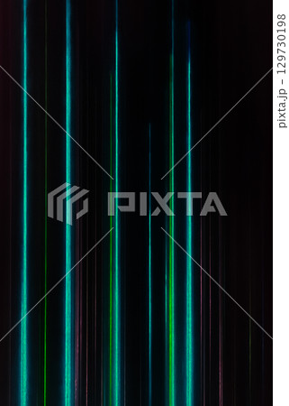 水色などの細い光線が直線的にたくさん並んだ黒バックの縦長の背景画像a 129730198