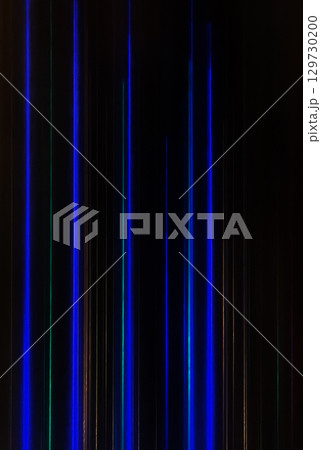 紺色などの細い光線が直線的にたくさん並んだ黒バックの縦長の背景画像a 紺色などの細い光線が直線的にたくさん並んだ黒バックの縦長の背景画像a 129730200